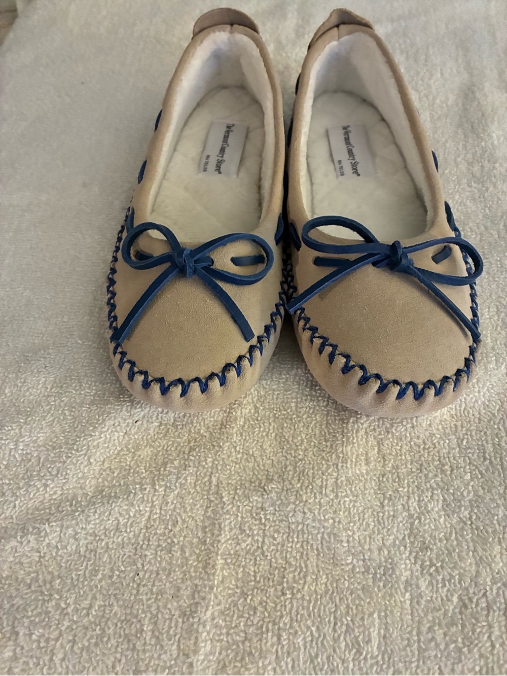 NWOT Women's Beige Moccasins Navy Trim and Bow memory foam insole Sherpa lining